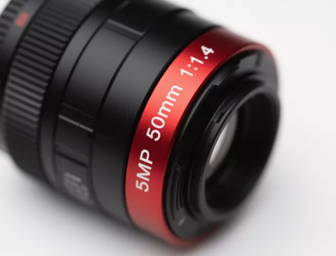 线扫镜头，专为大靶面相机设计，较大靶面尺寸达 60mm，匹配8K7μ线扫相机，兼容8k5μ线扫相机；V接口设计，匹配多种放大倍率；适用于PCB 、LCD 、半导体检测等领域。